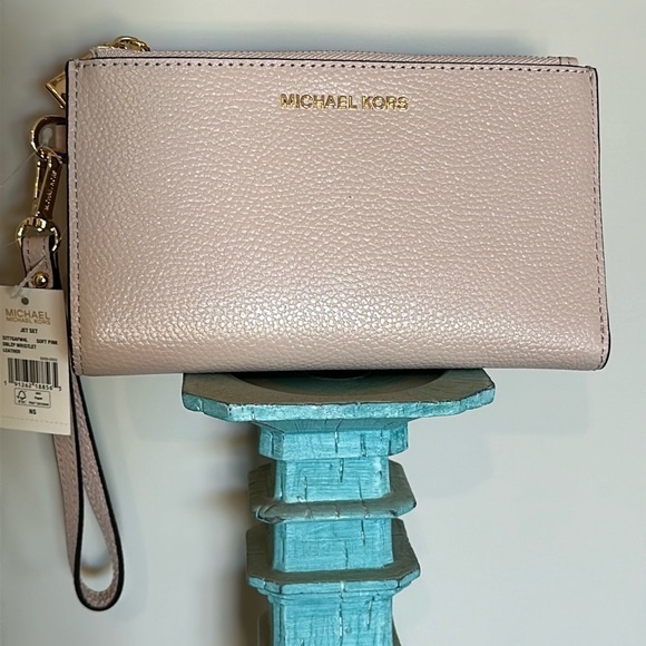 MICHAEL Michael Kors Handbags - NWT MICHAEL KORS SOFT PINK GOLD PEBBLED LEATHER JET SET WRISTLET WALLET
